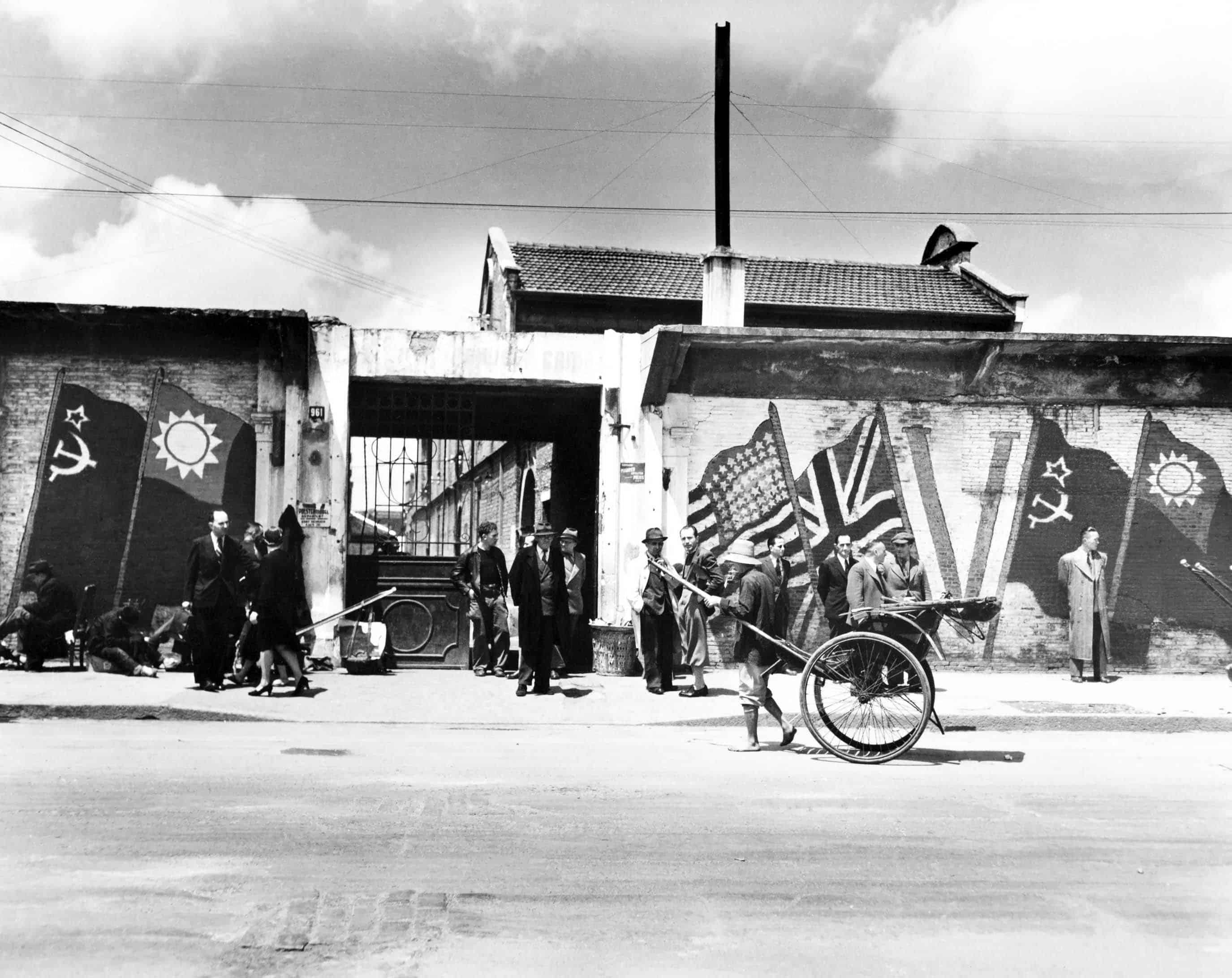 This is the entrance gate to the former Shanghai Ghetto, close to the UNRRA relief distribution center. The wall displays typical postwar images suggesting the prevailing atmosphere in the former ghetto: the “V for Victory” symbol is surrounded by the flags of the United States, Great Britain, the Soviet Union and the Republic of China.